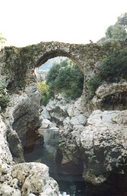 il vecchio ponte sul Calore dal basso