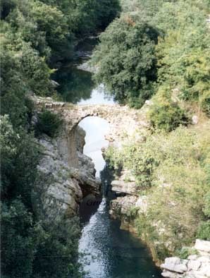 il vecchio ponte sul Calore dall'alto