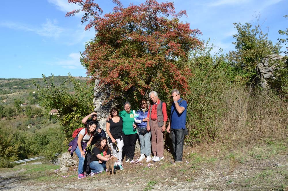 foto di gruppo sotto il biancospino