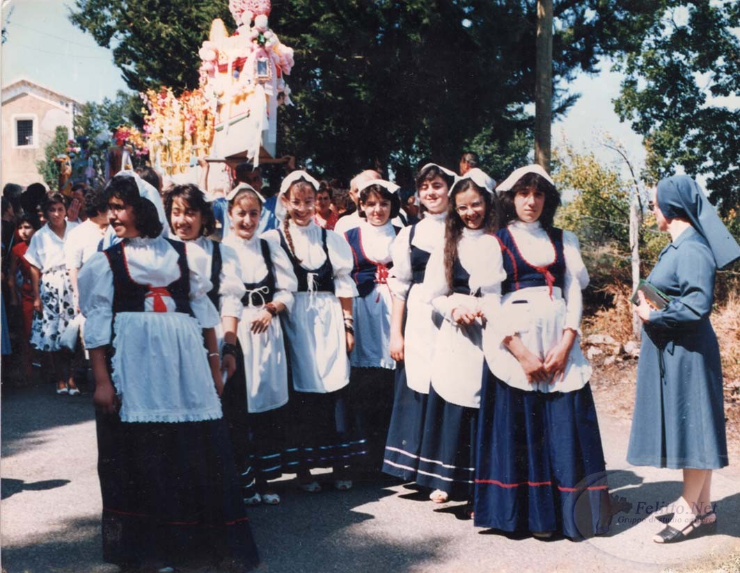 festa con ragazze in costume tradizionale