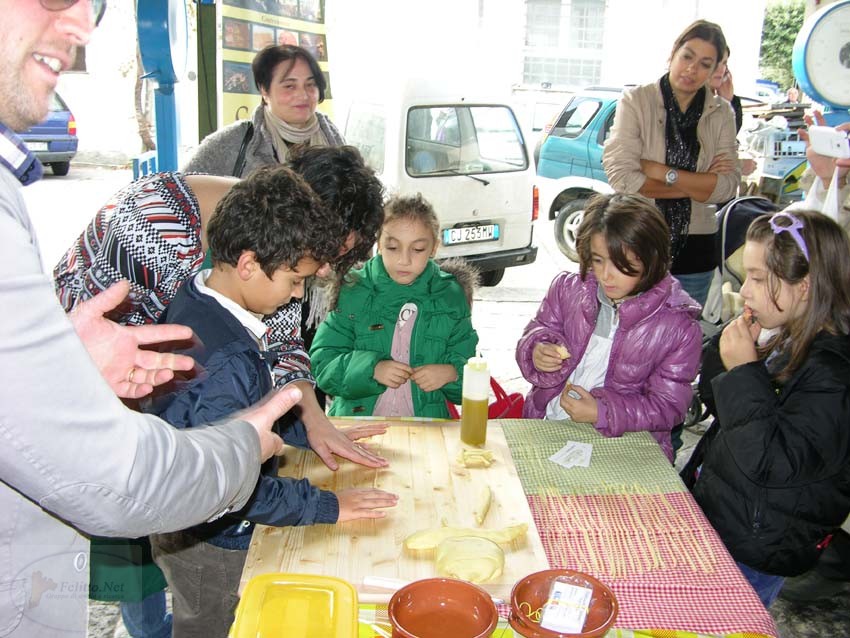 bimbi alle prese coi fusilli